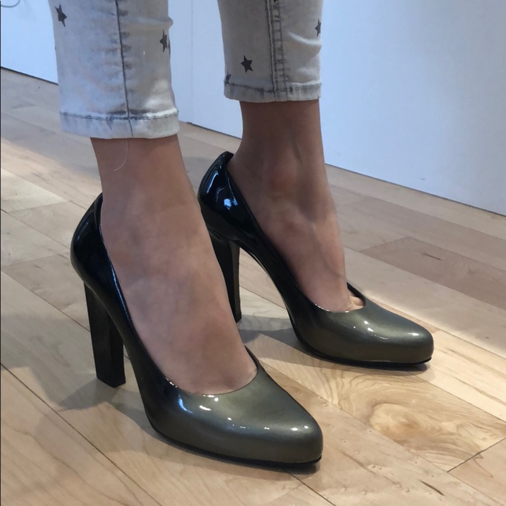 Excellent condition Prada patent leather pump
